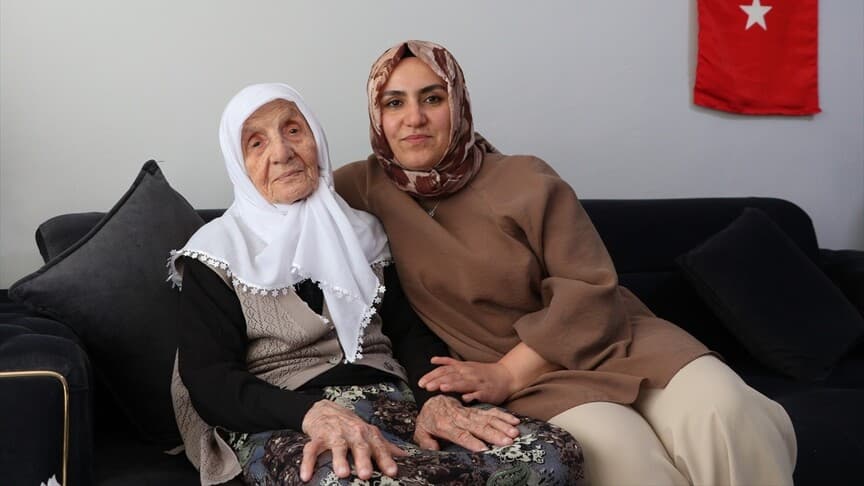 100 yaşındaki Gülşen, 10 yıldır şehit oğulları için yas tutuyor