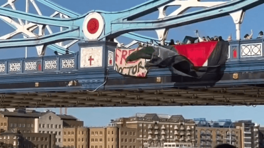 Londra'da Tower Bridge'de Filistinli doktorun serbest bırakılması için eylem yapıldı