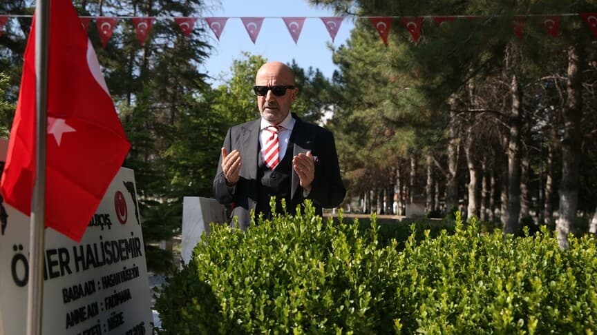 Emekli Korgeneral Zekai Aksakallı, Şehit Ömer Halisdemir'in Mezarı'nı Ziyaret Etti