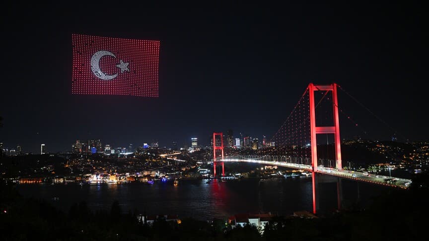 15 Temmuz Şehitler Köprüsü'nde dronlarla ışık gösterisi yapıldı