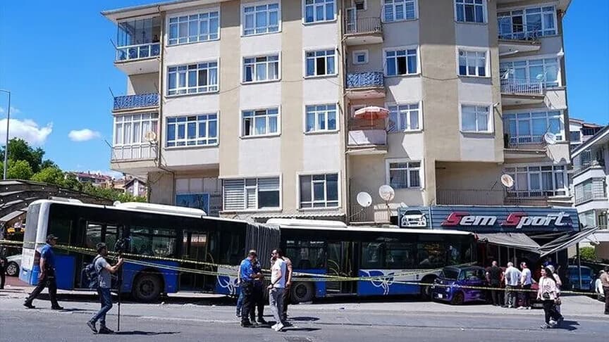 Ankara'da EGO otobüsü iş yerine çarptı, 5 yaralı