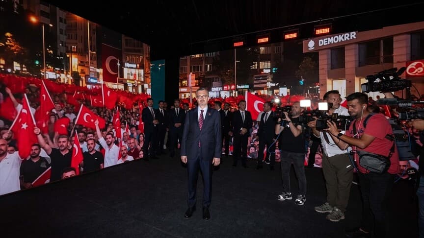 İletişim Başkanı Duran, 'İrade Bizim, Zafer Bizim' dijital zaman tünelini gezdi