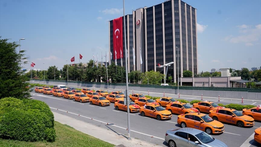 İstanbul'da taksicilerden 15 Temmuz konvoyu