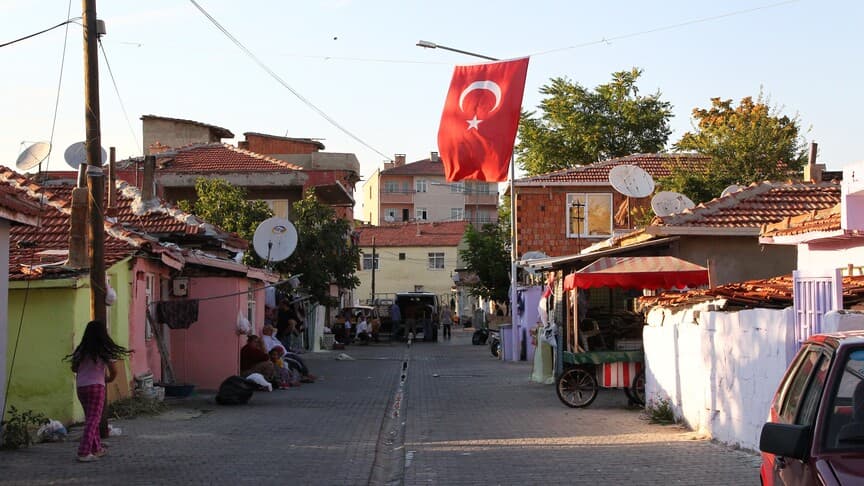 Romanlar, askeri birliklerin ilerleyişini durdurarak 15 Temmuz direnişini kutluyor