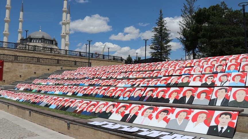 Ortaokul öğrencileri 15 Temmuz şehitlerini tuvale aktardı