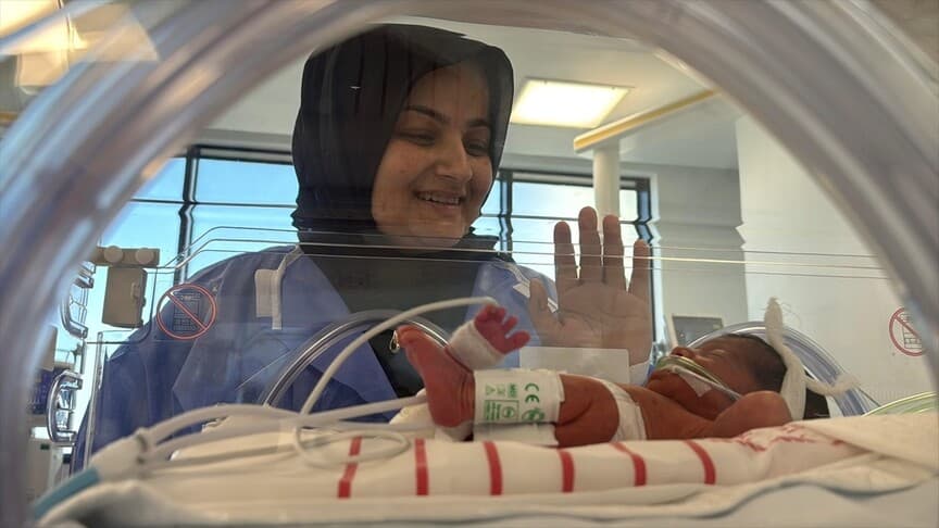 Fetal cerrahi ile ayrık omurgalı bebek sağlıklı doğdu