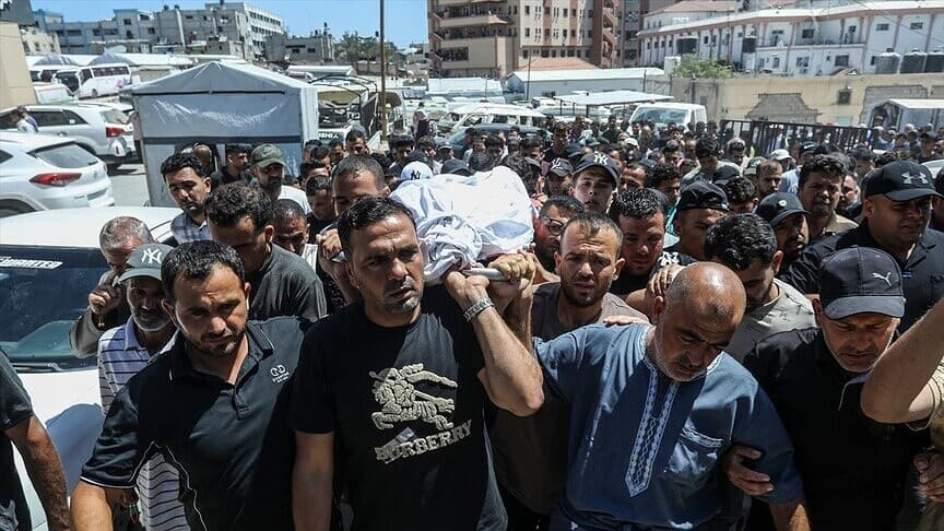 İsrail Gazze'de bir eve hava saldırısı düzenledi, aileden 3 kişi hayatını kaybetti