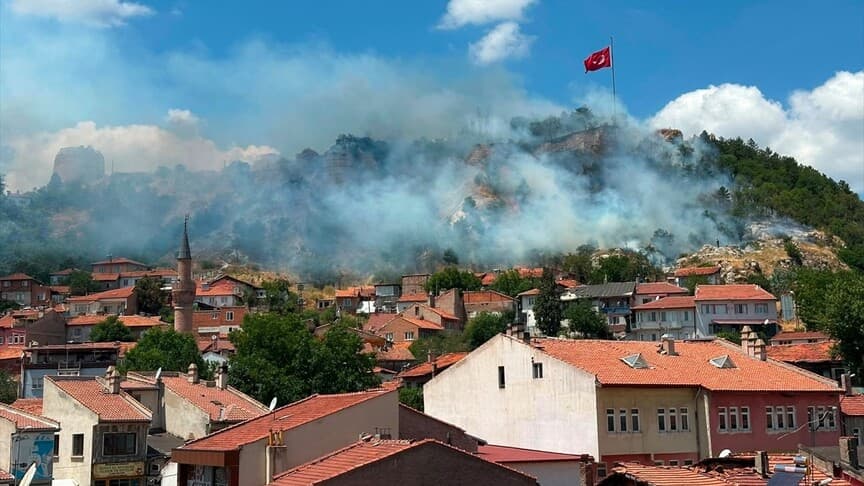 Kütahya Kalesi'nde yangın söndürme çalışmaları sürüyor