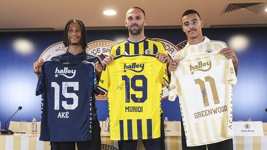 Fenerbahçe yeni transferleri için imza töreni düzenledi