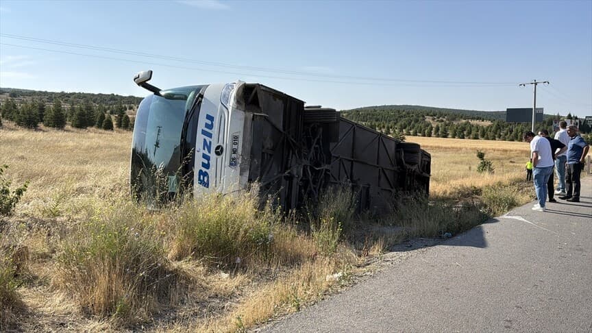 Eskişehir'de yolcu otobüsü şarampole devrildi, 20 yaralı