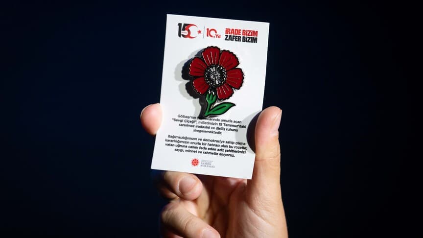 İletişim Başkanı Duran, 15 Temmuz Hatıra Rozeti'ni tanıttı
