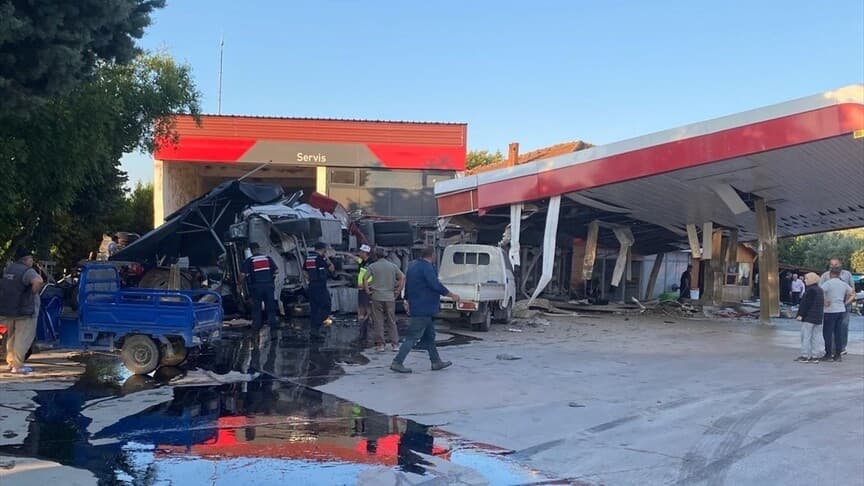 Bursa'da tır marketin duvarına çarptı, 1 ölü, 2 yaralı