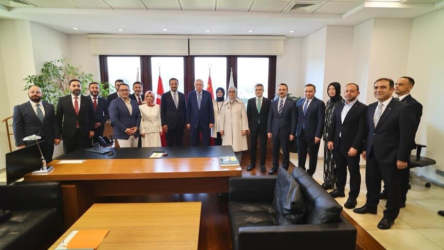 Cumhurbaşkanı Erdoğan, AK Parti İstanbul İl Başkanlığı'nı ziyaret etti