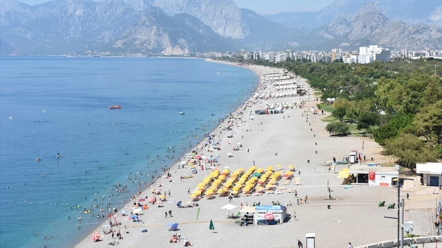 Antalya sahilleri sıcak havayla doldu