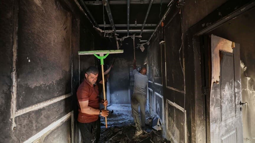 İsrailliler Nablus'ta Filistinlilere ait evi ateşe verdi