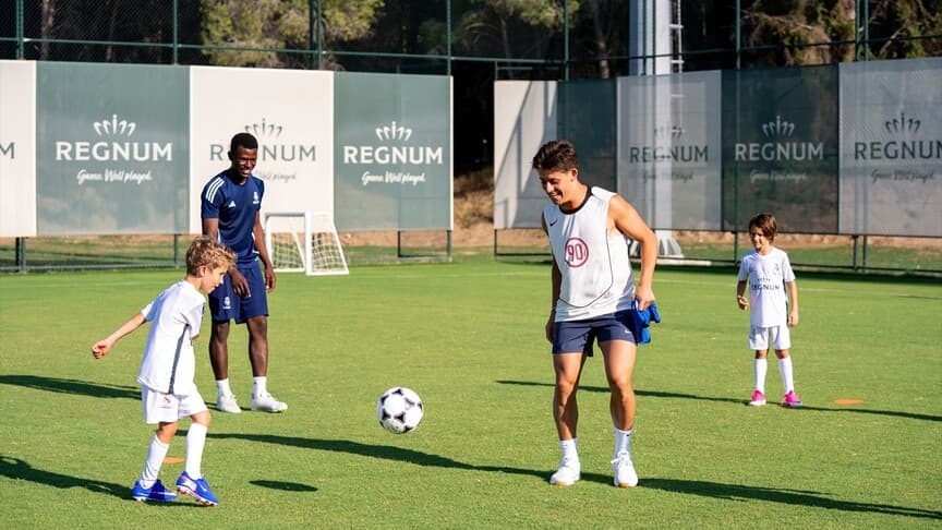 Arda Güler, Antalya'da çocuklarla futbol antrenmanı yaptı