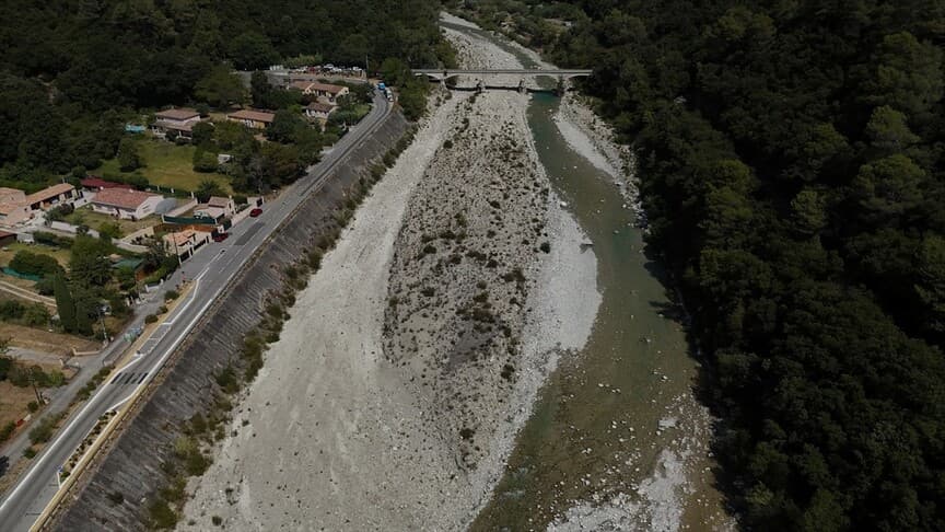 Fransa'daki aşırı sıcaklar nehirlerin su seviyesini düşürdü