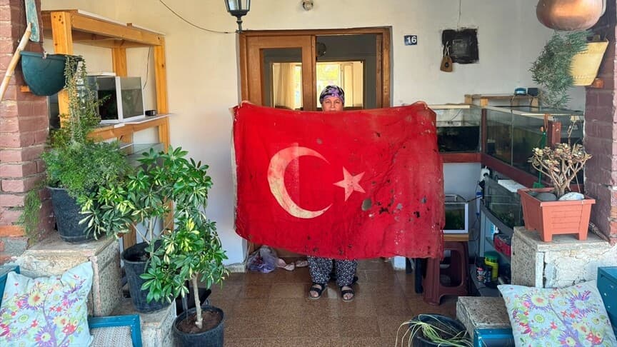 Kıbrıs Barış Harekatı'nda kullanılan Türk bayrağı 36 yıldır saklanıyor