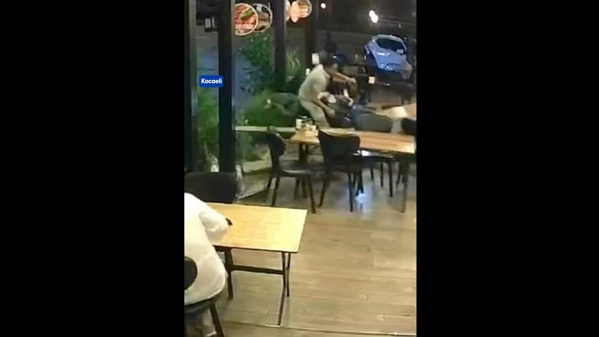 Kocaeli'de motosiklet lokantadaki müşteriye çarptı