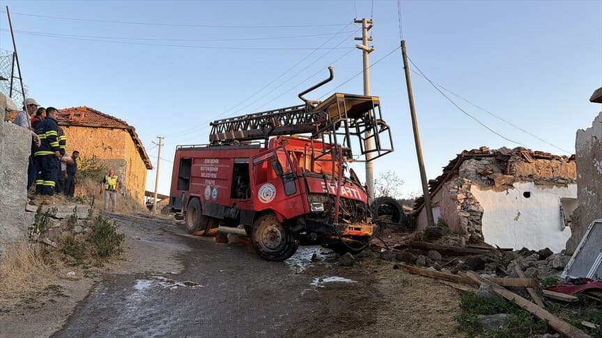 Eskişehir'de itfaiye aracı evin duvarına çarptı, 3 kişi yaralandı