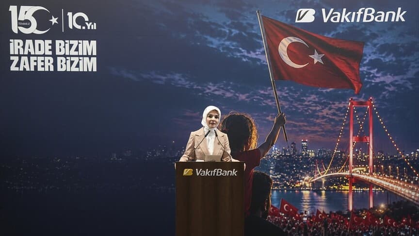 Bakan Göktaş, Vakıfbank sergisinde gazilerle bir araya geldi