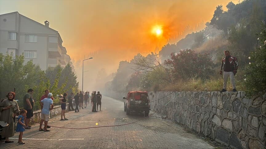 Aydın'da zeytinlik ve makilik alanda yangın söndürme çalışmaları sürüyor