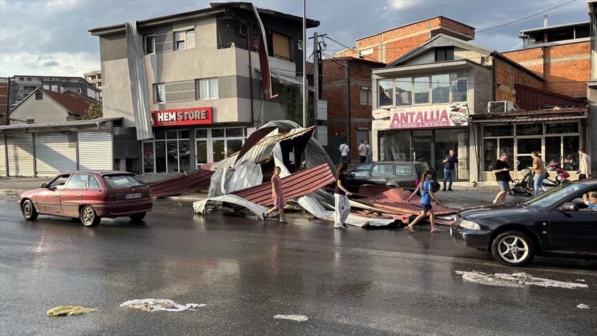 Üsküp'te şiddetli fırtına günlük yaşamı olumsuz etkiledi