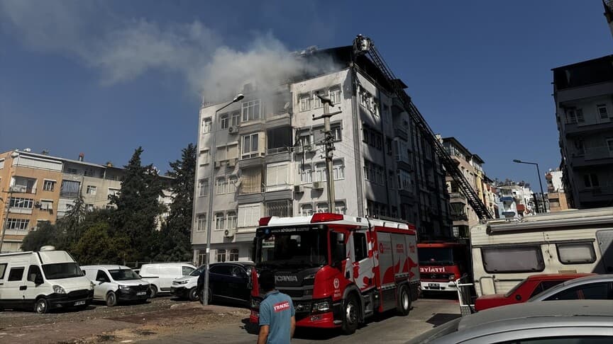 Antalya'da apartmanın teras katındaki yangında 2 kişi kurtarıldı