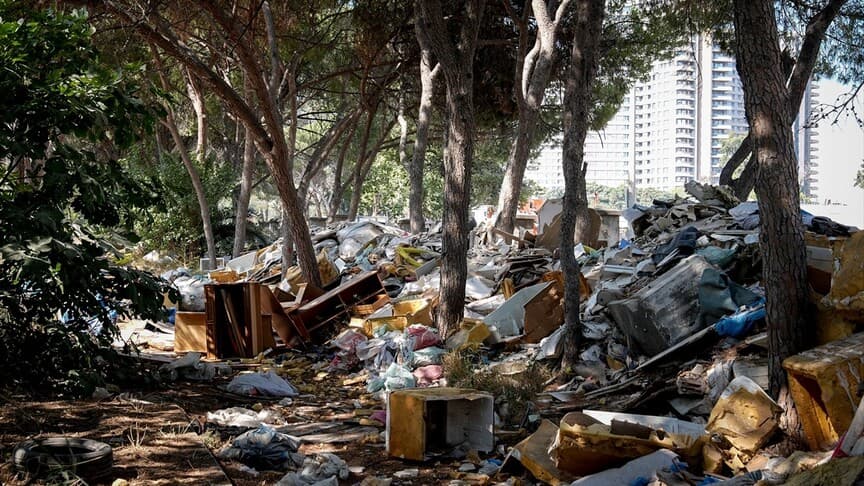 İzmir'de boş arazi atıklarla doldu