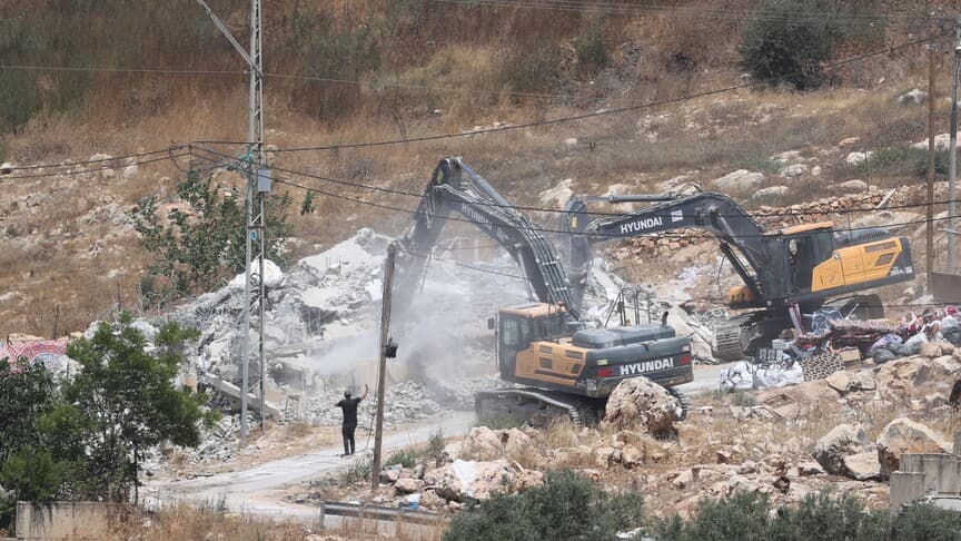 İsrail ordusu, Batı Şeria'da Filistinliye ait evi yıktı