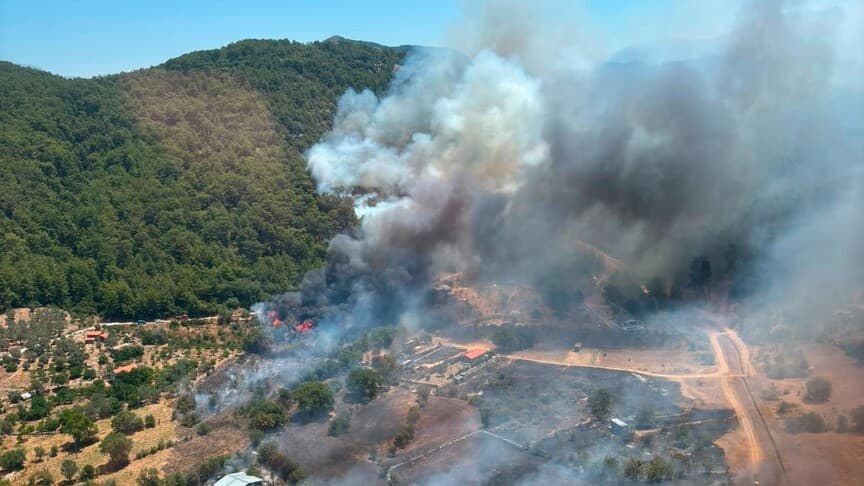 Fethiye'deki orman yangınına havadan ve karadan müdahale ediliyor