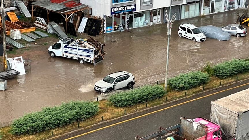 Erzurum'da sağanak yağış sürücüleri zor durumda bıraktı