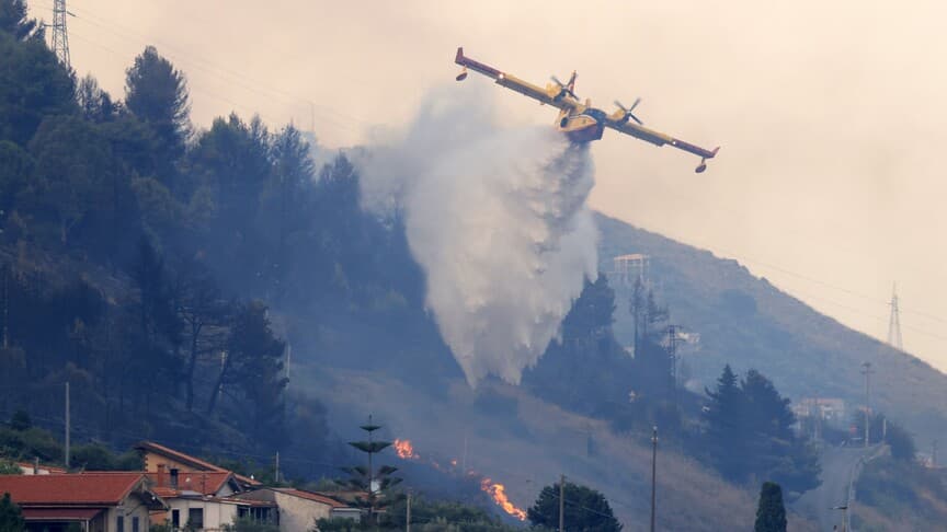 Sicilya Adası'nda orman yangınlarıyla mücadele devam ediyor