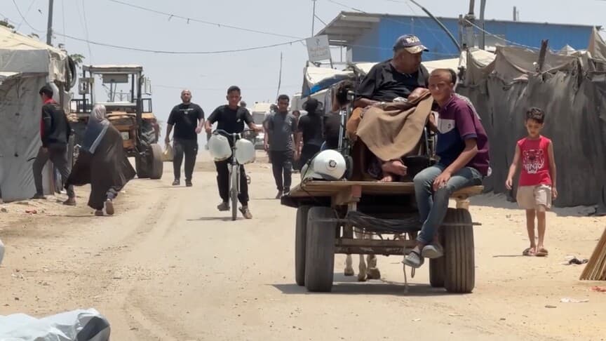 Gazze'de 77 yaşındaki Hacci, diyaliz için at arabasında oksijen tüpüyle gidiyor