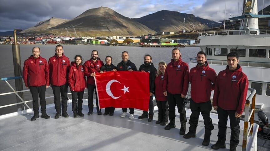 Bakan Kacır, 6. Ulusal Arktik Bilimsel Araştırma Seferi ekibini ziyaret etti