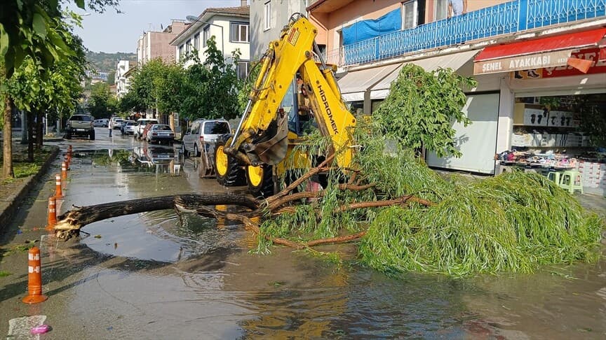 Amasya'da fırtına ve sağanak günlük yaşamı olumsuz etkiledi