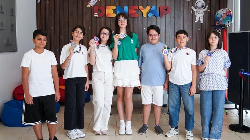 Japonya'dan madalya ile dönen öğrenciler başarılarını anlattı