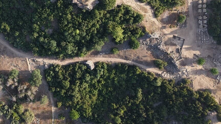 Bakan Ersoy, Aspendos'taki 2 bin yıllık Tiyatro Caddesi'ni gün yüzüne çıkardıklarını açıkladı.