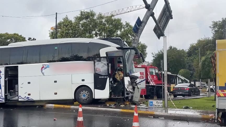 Eyüpsultan'da otobüs ile otomobil çarpıştı, 30 kişi yaralandı