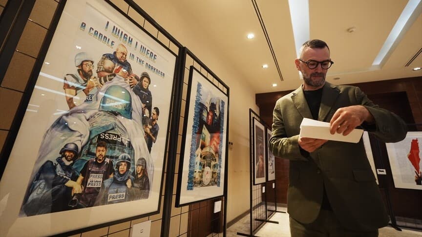 Aygeç'in 'Sürgündeki Zeytin Ağacına Posterler' sergisi Filistin'de açıldı