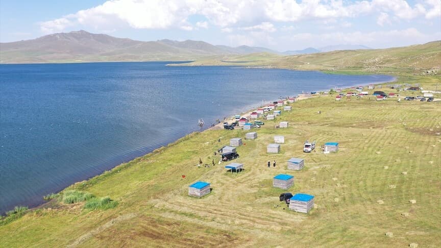 Ağrı'daki Balık Gölü, serin havasıyla ziyaretçileri bekliyor