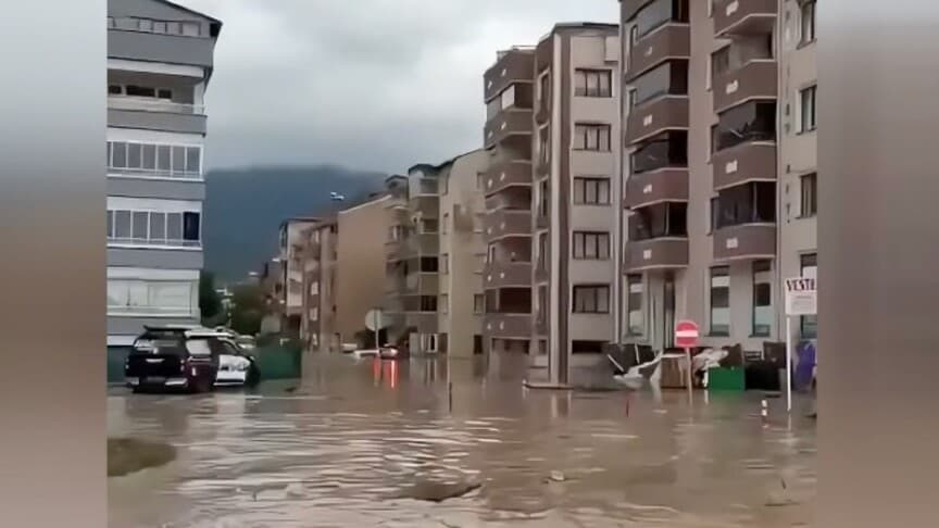 Kastamonu'da su baskınları nedeniyle zemin katlar boşaltıldı