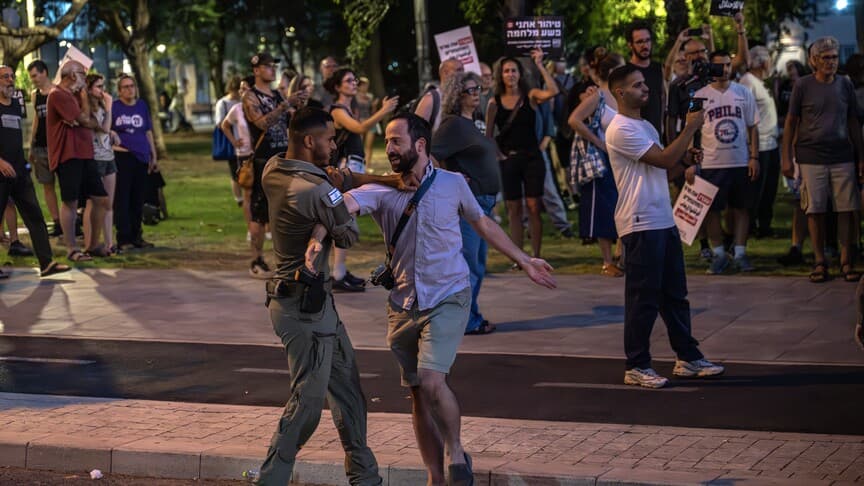 İsrail polisi Tel Aviv'de Filistin yanlısı göstericilere müdahale etti