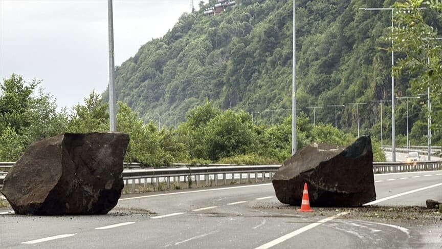 Rize'de sağanak sonrası yamaçtan düşen kaya parçaları Karadeniz Sahil Yolu'na düştü