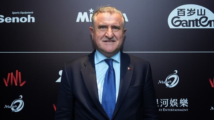 Bakan Osman Aşkın Bak, voleybol takımını tebrik etti