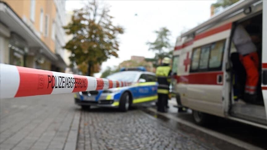 Berlin'de LGBT yürüyüşü sırasında bir araç kalabalığa daldı