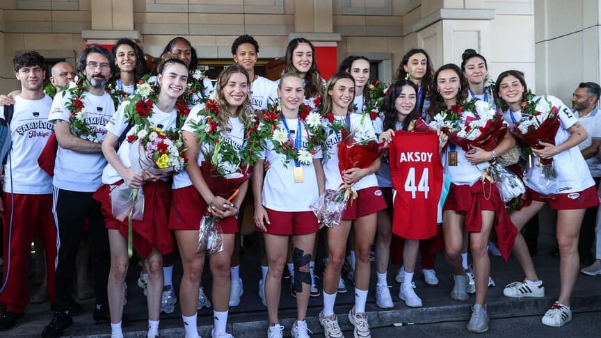 A Milli Kadın Voleybol Takımı, Milletler Ligi şampiyonu olarak yurda döndü