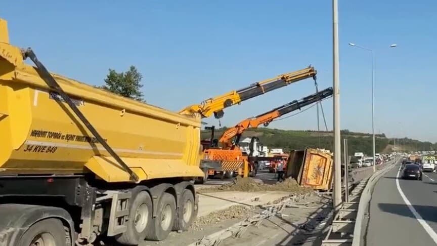 Eyüpsultan'da hafriyat kamyonu kazası: 2 yaralı