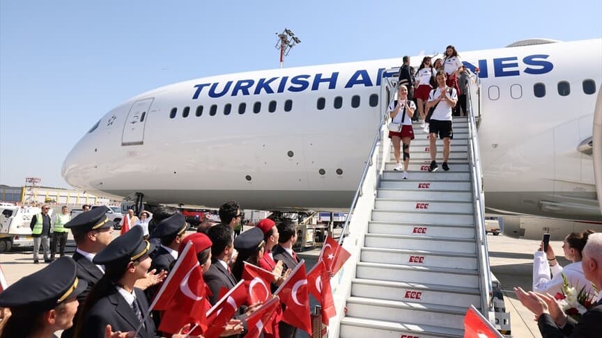 THY, A Milli Kadın Voleybol Takımı'nın yurda dönüşünü kutladı