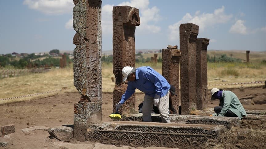 Bitlis'teki Selçuklu Meydan Mezarlığı'nda 16 yeni mezar bulundu